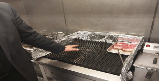 Heidebrenner Gastrogeräte in der Praxis: der 3 Zonen Lavasteingrill im Steakhouse