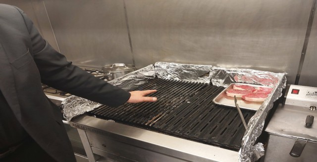 Referenzkunde Steakhouse Angus: der 2 Zonen Lavasteingrill in der Praxis
